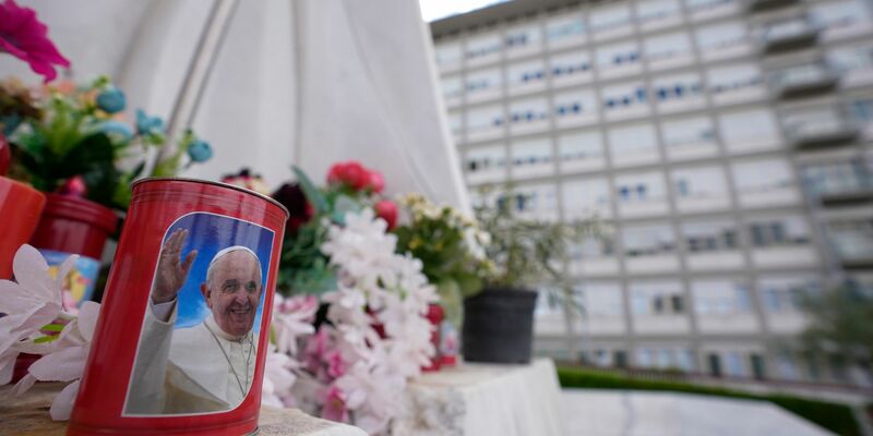 Papst Franziskus muss sich noch von seiner Bauchoperation erholen. - Foto: Andrew Medichini/AP/dpa