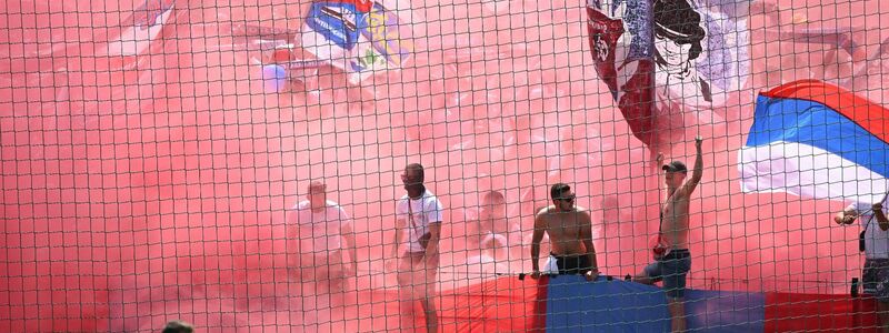 Fans zünden vor Spielbeginn Rauchbomben. - Foto: Angelika Warmuth/dpa