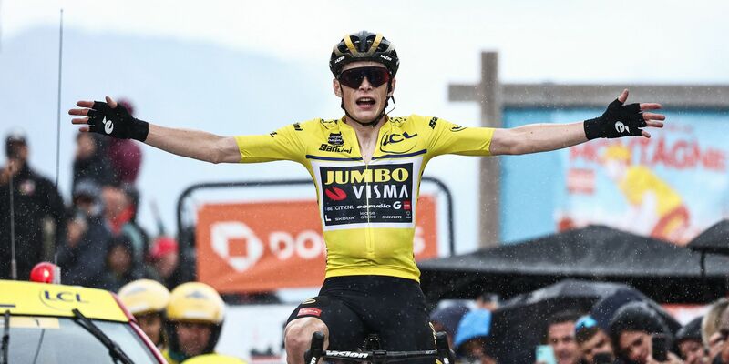 Feiert den Gesamtsieg beim Critérium du Dauphiné: Der Däne Jonas Vingegaard. - Foto: Anne-Christine Poujoulat/AFP/dpa