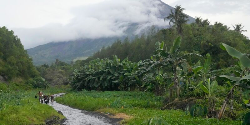 Menschen bringen sich und ihr Hab und Gut in Sicherheit. - Foto: Aaron Favila/AP