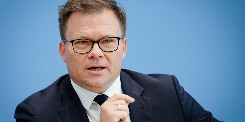 Der Ostbeauftragte Carsten Schneider über seine Funktion: «Solange der Aufholprozess noch nicht im Überholprozess gelandet ist, glaub ich, brauchen wir aber im Kanzleramt diese Funktion.» - Foto: Kay Nietfeld/dpa/Archiv