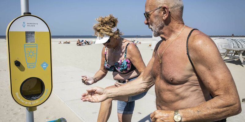 Ein Spender mit kostenlosem Sonnenschutzcreme   an einem Strand in den Niederlanden. - Foto: Anp Dingena Mol/ANP/dpa