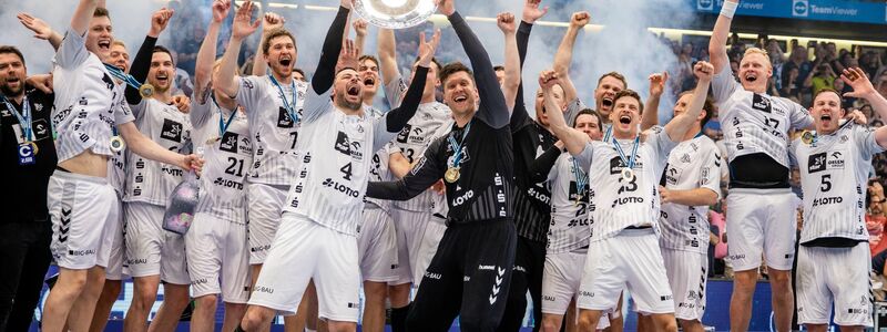 Die Kieler Spieler feiern die Deutsche Meisterschaft 2023. - Foto: Christoph Schmidt/dpa