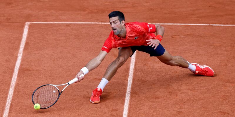 Novak Djokovic musste sich während seines Matches gegen Francisco Cerundolo am rechten Knie behandeln lassen. - Foto: Jean-Francois Badias/AP/dpa
