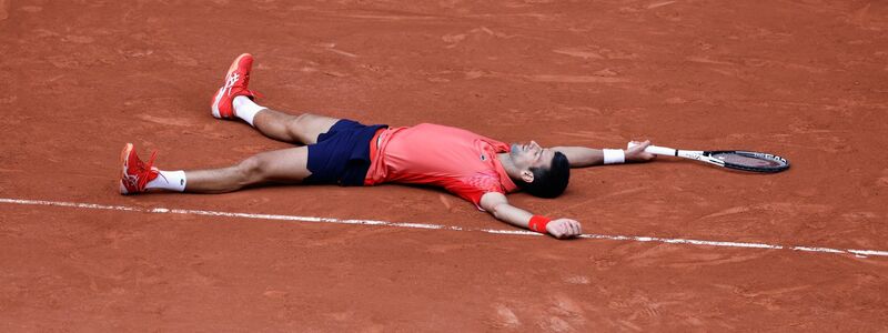 Ein Moment für die Ewigkeit: Novak Djokovic jubelt über seinen Sieg. - Foto: Jean-Francois Badias/AP/dpa