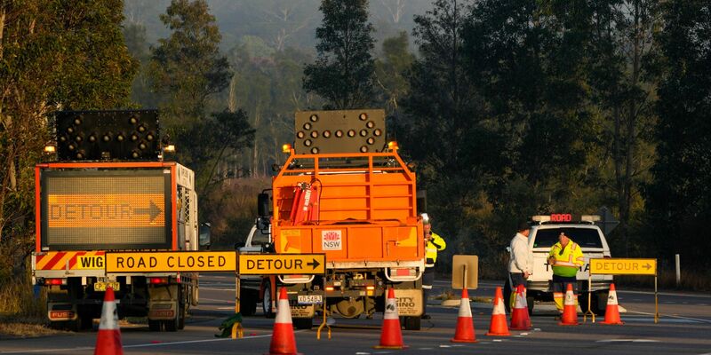 Rettungskräfte bemannen eine Straßensperre in der Nähe der Stadt Greta nach einem Busunglück im Hunter Valley, nördlich von Sydney, Australien. - Foto: Mark Baker/AP/dpa