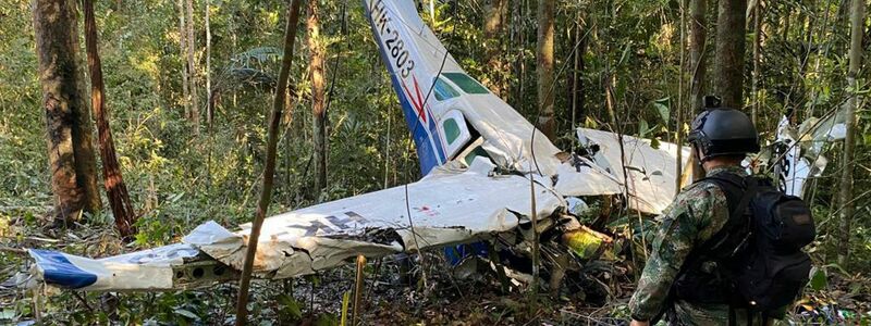 Das Wrack der Cessna C206, die am 18. Mai 2023 im Dschungel von Solano im kolumbianischen Bundesstaat Caqueta abgestürzt ist. - Foto: -/Pressebüro der kolumbianischen Streitkräfte via AP/dpa
