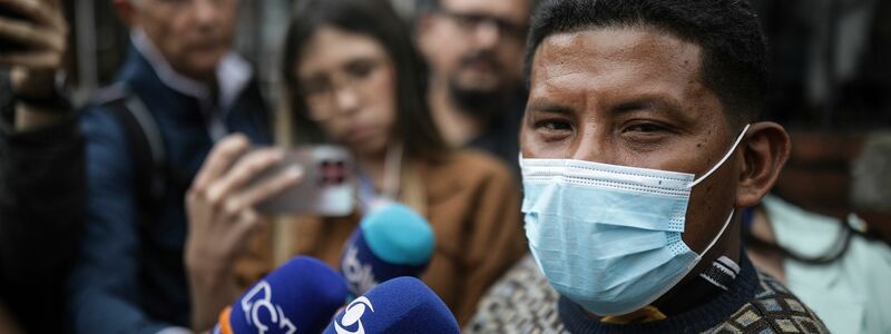Der Vater der geretteten Kinder, Manuel Ranoque, spricht vor dem Eingang des Militärkrankenhauses, in dem die Kinder medizinisch versorgt werden, mit Journalisten. - Foto: Ivan Valencia/AP/dpa