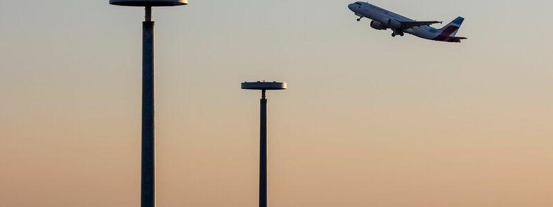 Eine Maschine der Fluggesellschaft Eurowings startet vom Hamburger Flughafen vor Beginn der multinationalen Militärübung «Air Defender 2023». - Foto: Bodo Marks/dpa