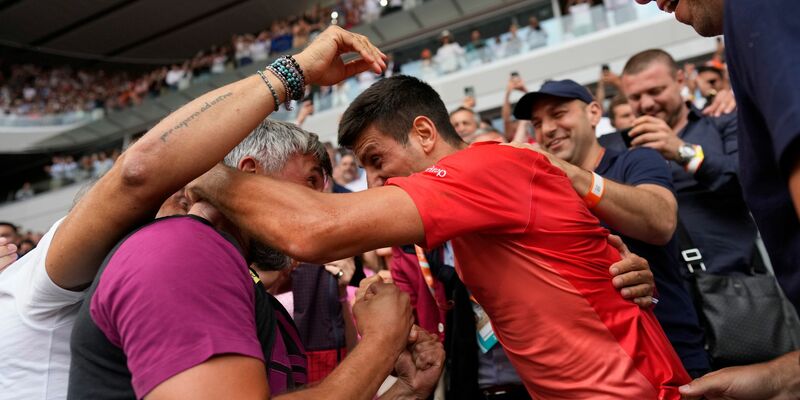 Novak Djokovic (Mitte r) umarmt seinen Trainer Goran Ivanisevic (Mitte l) nach seinem Sieg. - Foto: Thibault Camus/AP/dpa
