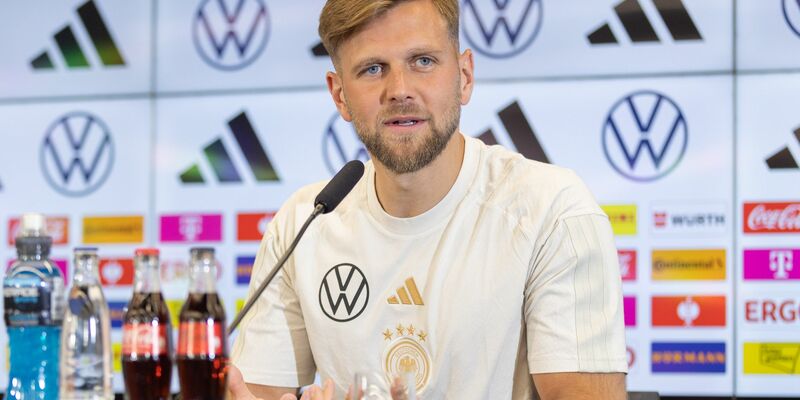 Niclas Füllkrug antwortet auf die Fragen der Journalisten. - Foto: Jürgen Kessler/dpa