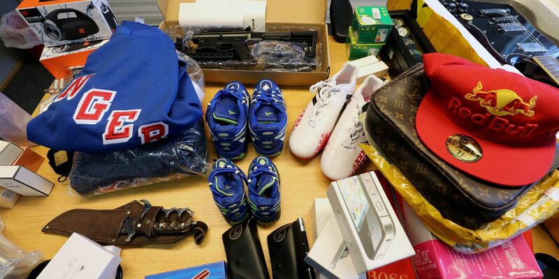 Die Bekleidungsindustrie ist von Fälschungen stark betroffen, aber nicht nur sie. - Foto: Bernd Wüstneck/dpa-Zentralbild/dpa