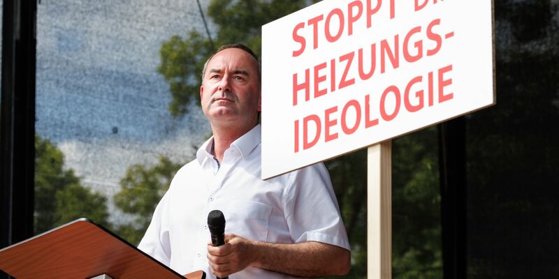 Hubert Aiwanger, Wirtschaftsminister und Landesvorsitzender der Freien Wähler in Bayern, spricht bei einer Demonstration gegen die Klima-Politik der Ampelregierung. - Foto: Matthias Balk/dpa
