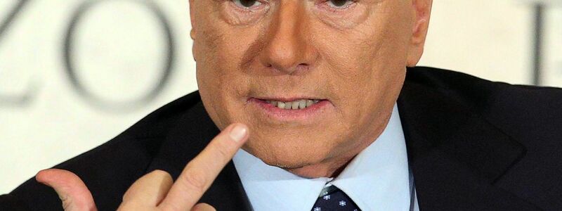 Silvio Berlusconi, ehemaliger italienischer Ministerpräsident, gestikuliert bei der Präsentation eines neuen Buches des italienischen Journalisten Bruno Vespa. - Foto: picture alliance / dpa