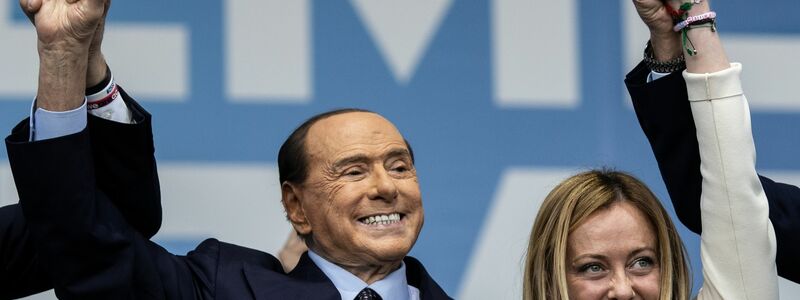 Silvio Berlusconi, damaliger Forza-Italia-Chef, und Giorgia Meloni, die Vorsitzende der rechtsextremen Partei Fratelli d'Italia (Brüder Italiens), bei einer Wahlkampfveranstaltung. - Foto: Oliver Weiken/dpa