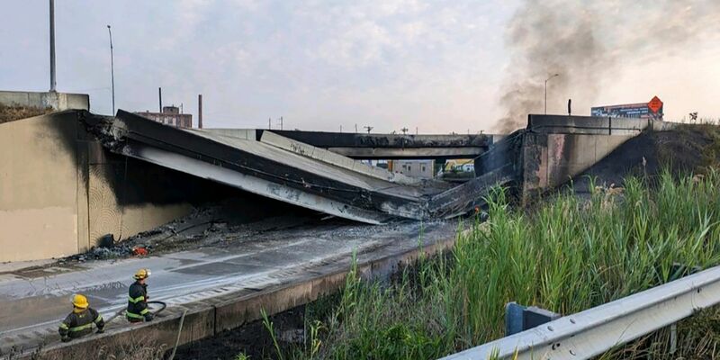 Feuerwehrleute stehen in der Nähe des zusammengebrochenen Teils der I-95. - Foto: Uncredited/Philadelphia Fire Department/AP/dpa