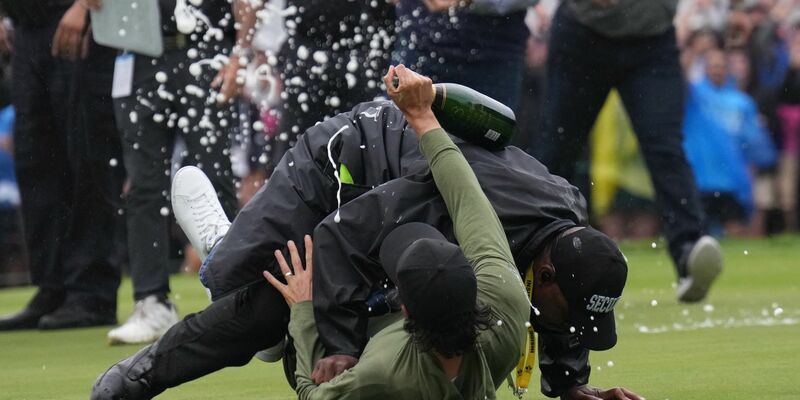 Golfprofi Adam Hadwin (u) wurde von einem Sicherheitsbeamten zu Boden gebracht. - Foto: Nathan Denette/Canadian Press via ZUMA Press/dpa