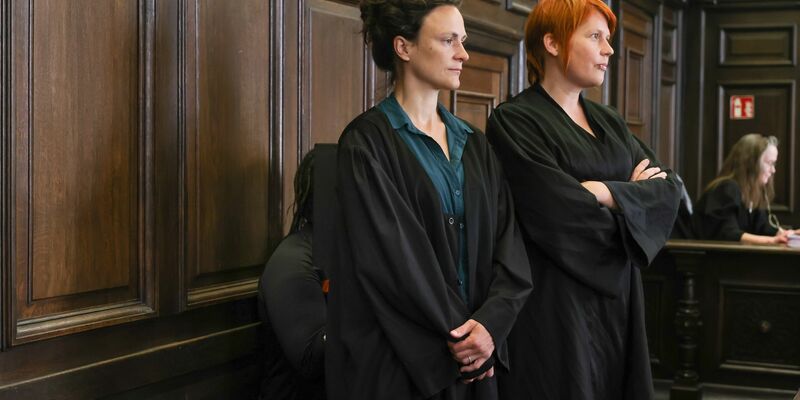 Beim Auftakt zum Mordprozess gegen eine 38-Jährige verdecken deren Rechtsanwältinnen die Angeklagte im Gerichtssaal in Hamburg. - Foto: Ulrich Perrey/dpa