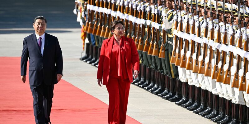 Der chinesische Präsident Xi Jinping empfängt in Peking Honduras Präsidentin Xiomara Castro. - Foto: Wang Zhao/AFP Pool/AP/dpa