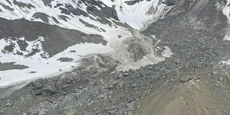 Blick auf eine Seite des Fluchthorns, nachdem sich Gesteinsmassen gelöst und bergab gerutscht sind. - Foto: Zeitungsfoto.At/Riccardo Mizio/APA/dpa