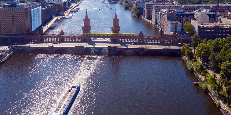 Ein Ausflugsschiff fährt unweit der Oberbaumbrücke auf der Spree in Richtung Berliner Innenstadt. - Foto: Paul Zinken/dpa