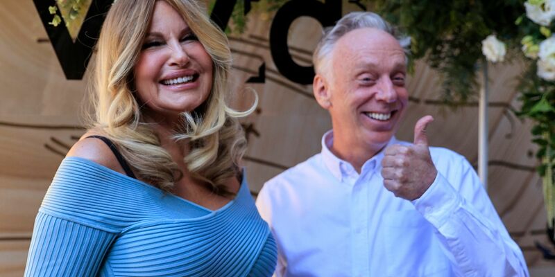 Schauspielerin Jennifer Coolidge mit Produzent Mike White in Sydney. - Foto: Mark Evans/AAP/dpa