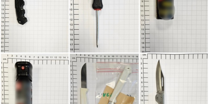 BPOL NRW: Bundespolizei stellt Einhandmesser und Multitool Axt am Düsseldorfer Hauptbahnhof sicher - Foto: presseportal.de