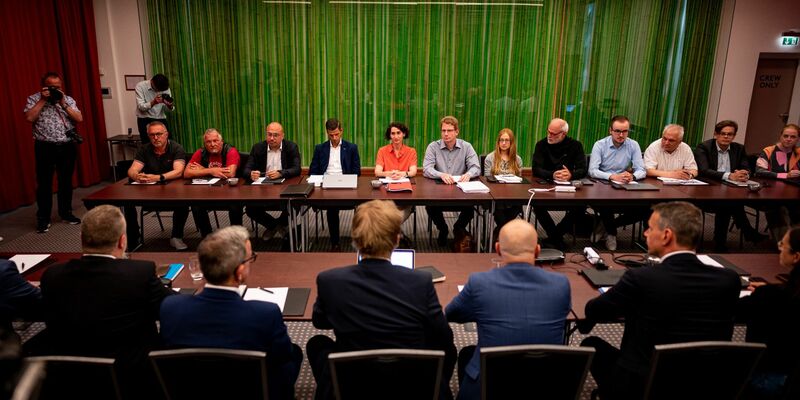 Hamburgs Finanzsenator Andreas Dressel (l) und der Verdi-Vorsitzende Frank Werneke verhandeln in Postdam (Archivbild). - Foto: Fabian Sommer/dpa