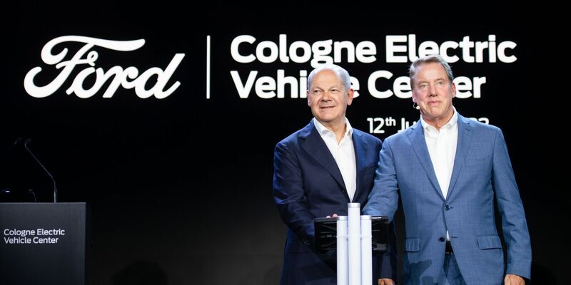 Bundeskanzler Olaf Scholz und Verwaltungsratschef William Clay Ford Jr. (r) bei der Eröffnungsfeier in Köln. - Foto: Marius Becker/dpa