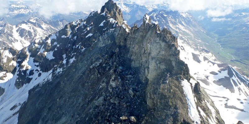 Das Fluchthorn in Tirol ist durch den Felssturz geschrumpft. - Foto: ---/Land Tirol/dpa