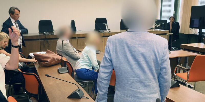 Die angeklagten Eltern und der angeklagte Arzt im Oberlandesgericht München. - Foto: Karl-Josef Hildenbrand/dpa