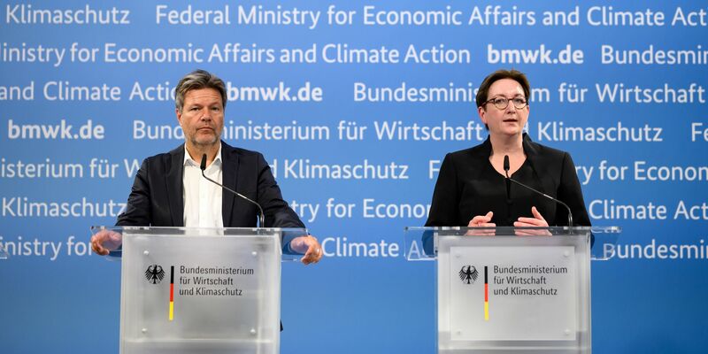 Klimaschutzminister Habeck und Bauministerin Geywitz während der Pressekonferenz nach dem Fernwärmegipfel. - Foto: Bernd von Jutrczenka/dpa