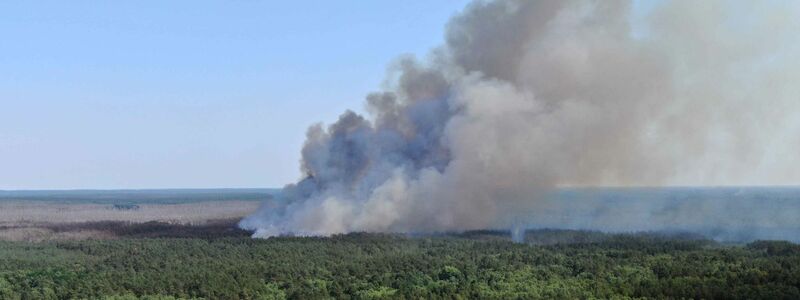 Rauch steigt über einem Waldgebiet im mecklenburgischen Lübtheen auf. Auf zwei ehemaligen Truppenübungsplätzen im südwestlichen Mecklenburg sind Brände ausgebrochen. - Foto: Ralf Drefin/dpa-Zentralbild/dpa
