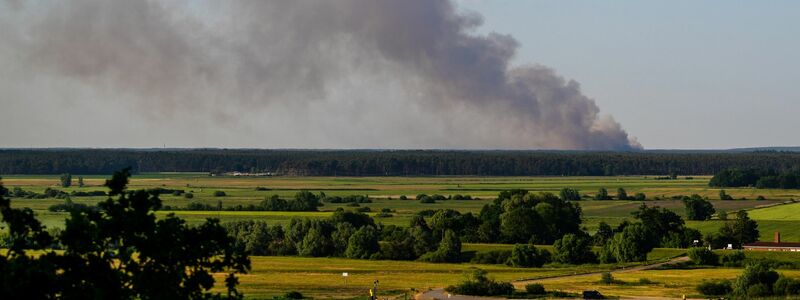 Das Feuer bei Lübtheen vom niedersächsischen Hitzacker aus gesehen. - Foto: Philipp Schulze/dpa