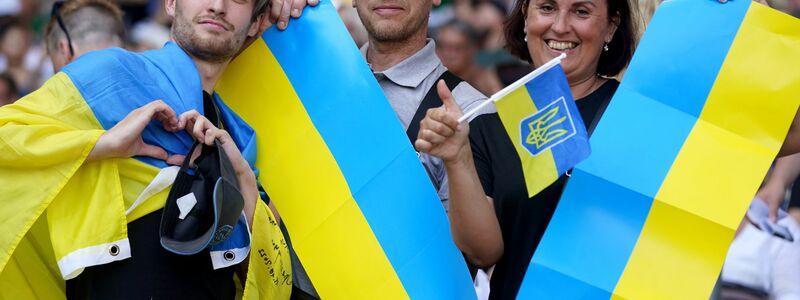 Ukrainische Fans im Bremer Weserstadion. - Foto: Marcus Brandt/dpa