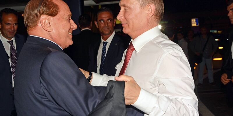 Herzlich einander zugetan: Silvio Berlusconi (l) und Wladimir Putin. - Foto: Telenews/ANSA/EPA/dpa
