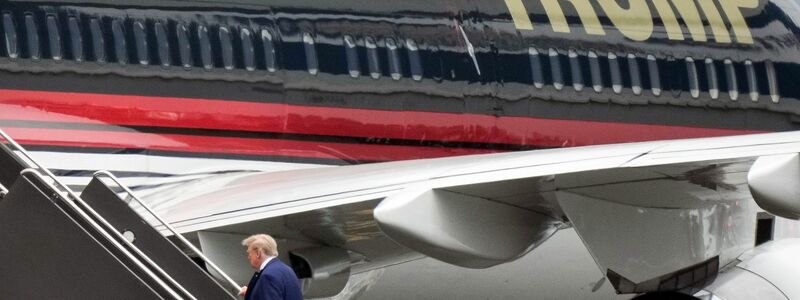 Donald Trump besteigt am Flughafen Newark sein Flugzeug, um nach Miami zu fliegen. - Foto: Bryan Woolston/AP/dpa