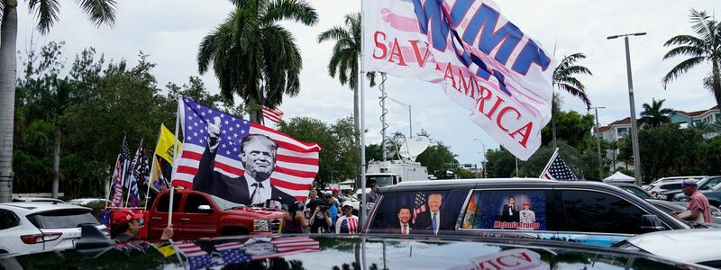 Anhänger von Donald Trump versammeln sich vor dem Trump National Doral Resort. - Foto: Alex Brandon/AP/dpa