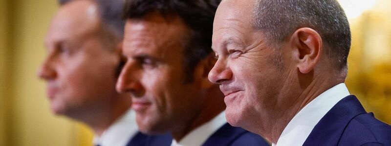 Andrzej Duda (l-r, Emmanuel Macron und Olaf Scholz bei der gemeinsamen Pressekonferenz im Élysée-Palast. - Foto: Sarah Meyssonnier/Reuters Pool/AP/dpa