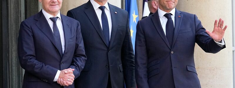 Olaf Scholz (l-r), Andrzej Duda und Emmanuel Macron vor dem Élysée-Palast. - Foto: Michel Euler/AP/dpa