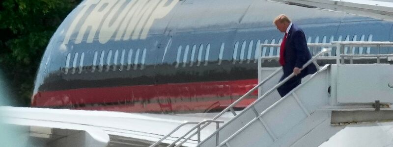 Der ehemalige US-Präsident Donald verlässt am Miami International Airport sein Flugzeug. Nach der Anklage in der Affäre um geheime Regierungsdokumente gibt er sich kämpferisch. - Foto: Rebecca Blackwell/AP