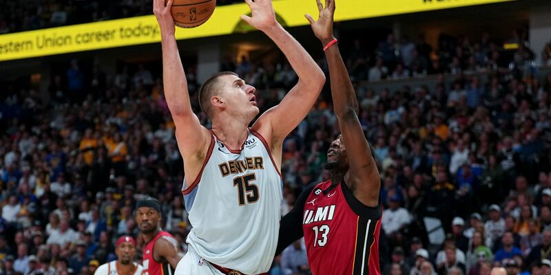 Denver Nuggets-Center Nikola Jokic (15) wirft über Miami Heat-Center Bam Adebayo. - Foto: Jack Dempsey/AP/dpa