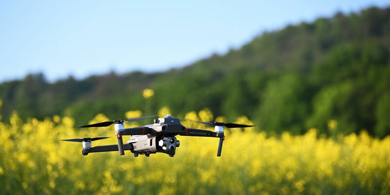 Eine Drohne startet zum Flug über ein Feld im Landkreis Haßberg in Bayern. - Foto: Pia Bayer/dpa