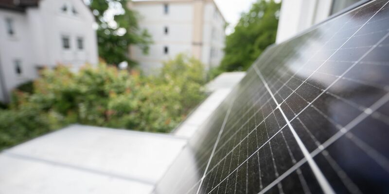 Ein Balkonkraftwerk hängt an einem Balkon. Die Nachfrage nach der eigenen Solaranlage auf dem Dach ist in Deutschland sprunghaft gestiegen. - Foto: Sebastian Christoph Gollnow/dpa