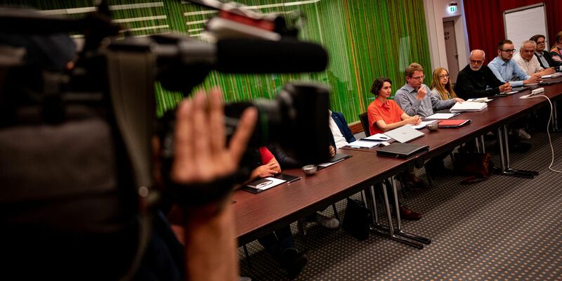 Vertreter der Eisenbahn- und Verkehrsgewerkschaft EVG sitzen am Verhandlungstisch. - Foto: Fabian Sommer/dpa