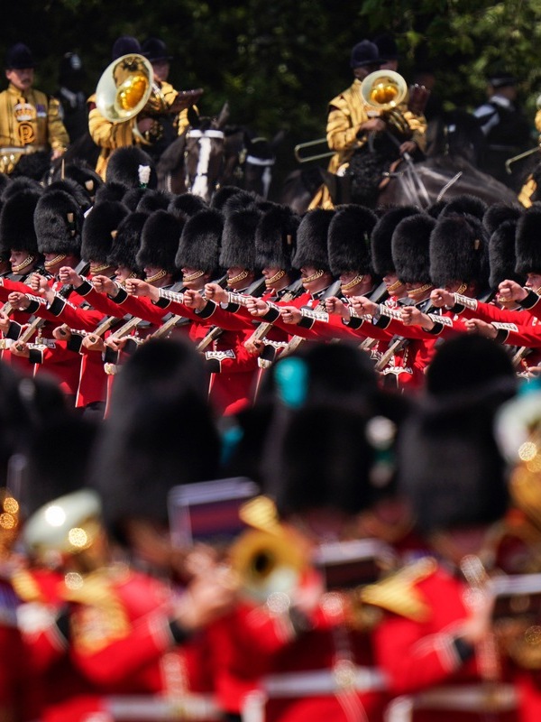 ZDF broadcasts King Carlos III’s birthday parade.  / foreign newspaper about the new king