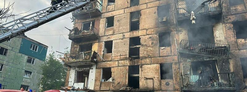 Feuerwehrleute löschen ein Feuer, nachdem Raketen in ein mehrstöckiges Wohnhaus eingeschlagen sind. - Foto: Uncredited/Dnipro Regional AdministrationAP/dpa