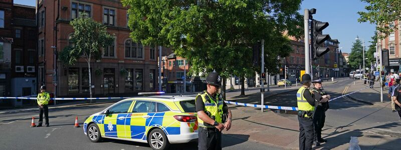 Polizisten sperren eine Kreuzung im Zentrum der englischen Stadt Nottingham. - Foto: Jacob King/PA Wire/dpa