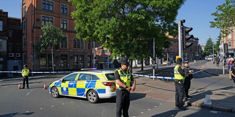 Polizisten sperren eine Kreuzung im Zentrum der englischen Stadt Nottingham. - Foto: Jacob King/PA Wire/dpa