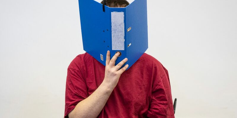 Der Angeklagte beim Prozessbeginn in Gießen. - Foto: Boris Roessler/dpa